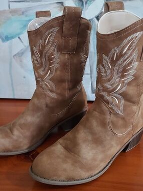 Source Unknown Tan Suede Western  Boots